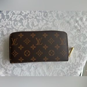 Louis Vuitton zippy wallet